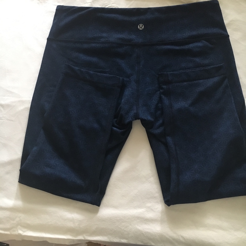 Lululemon athletica size 8 blue/black 23" crops - Picture 4 of 4